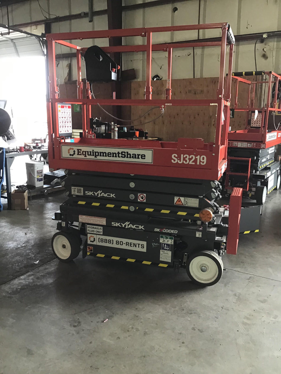 2020 Skyjack SJIII-3219 Solid NM Tires, Half height spring hinged entry gate, Dual Beacons, 800W Inverter