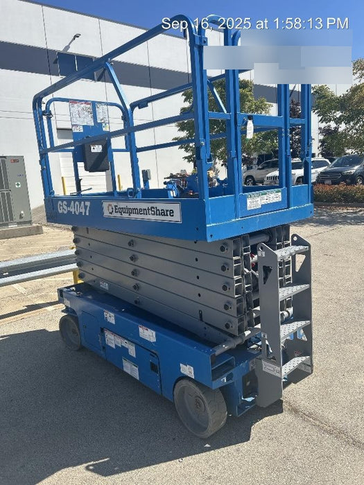 2019 Genie GS-4047 Folding rails with half height swing gate