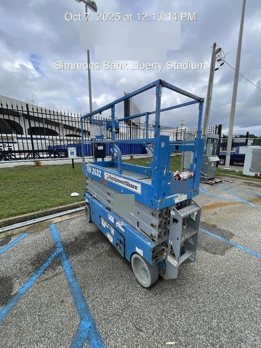 2019 Genie GS-2632 Folding rails with half height swing gate