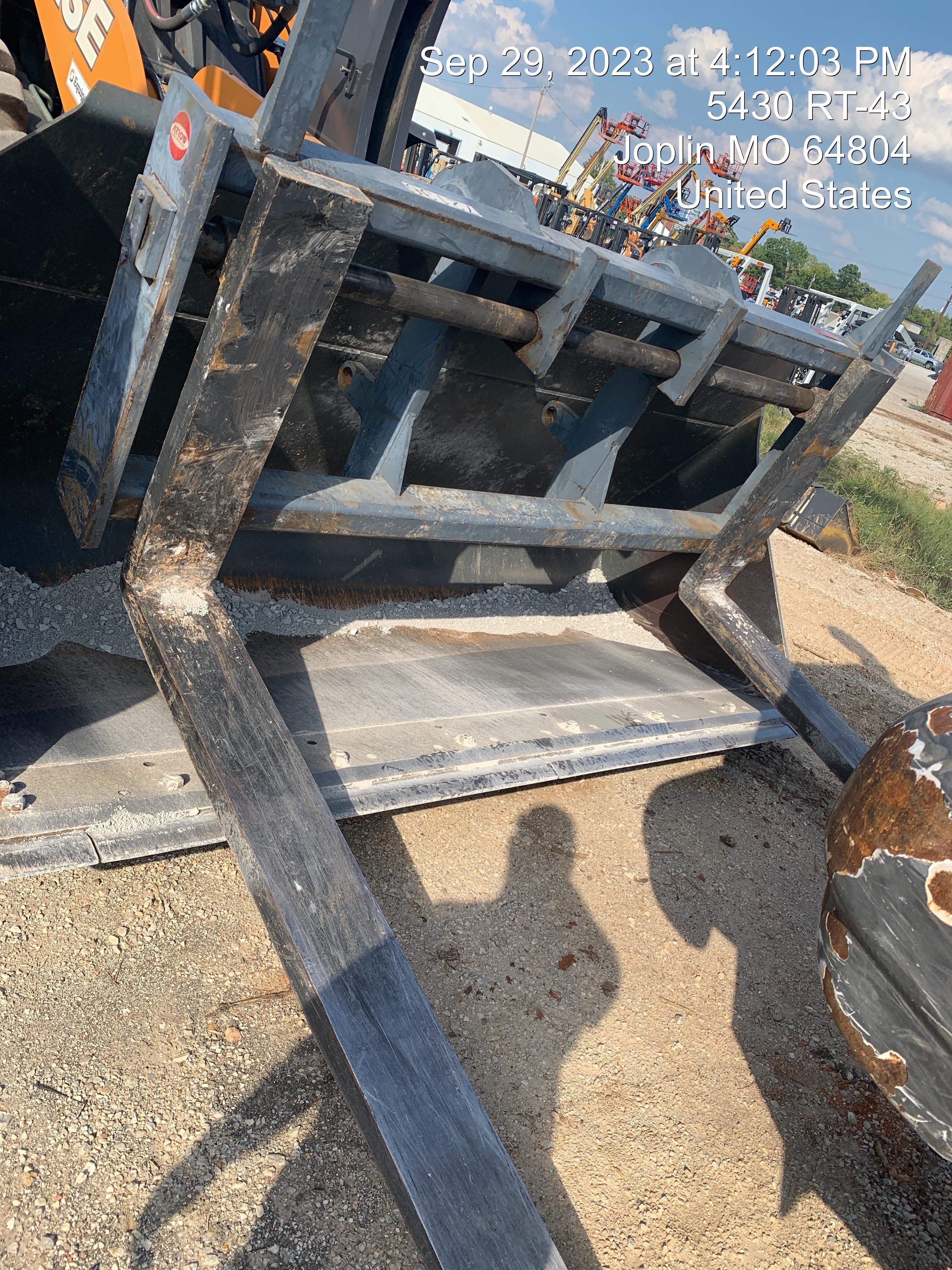 2016 ARROW MATERIAL HANDLING 48" Pallet Forks - Arrow