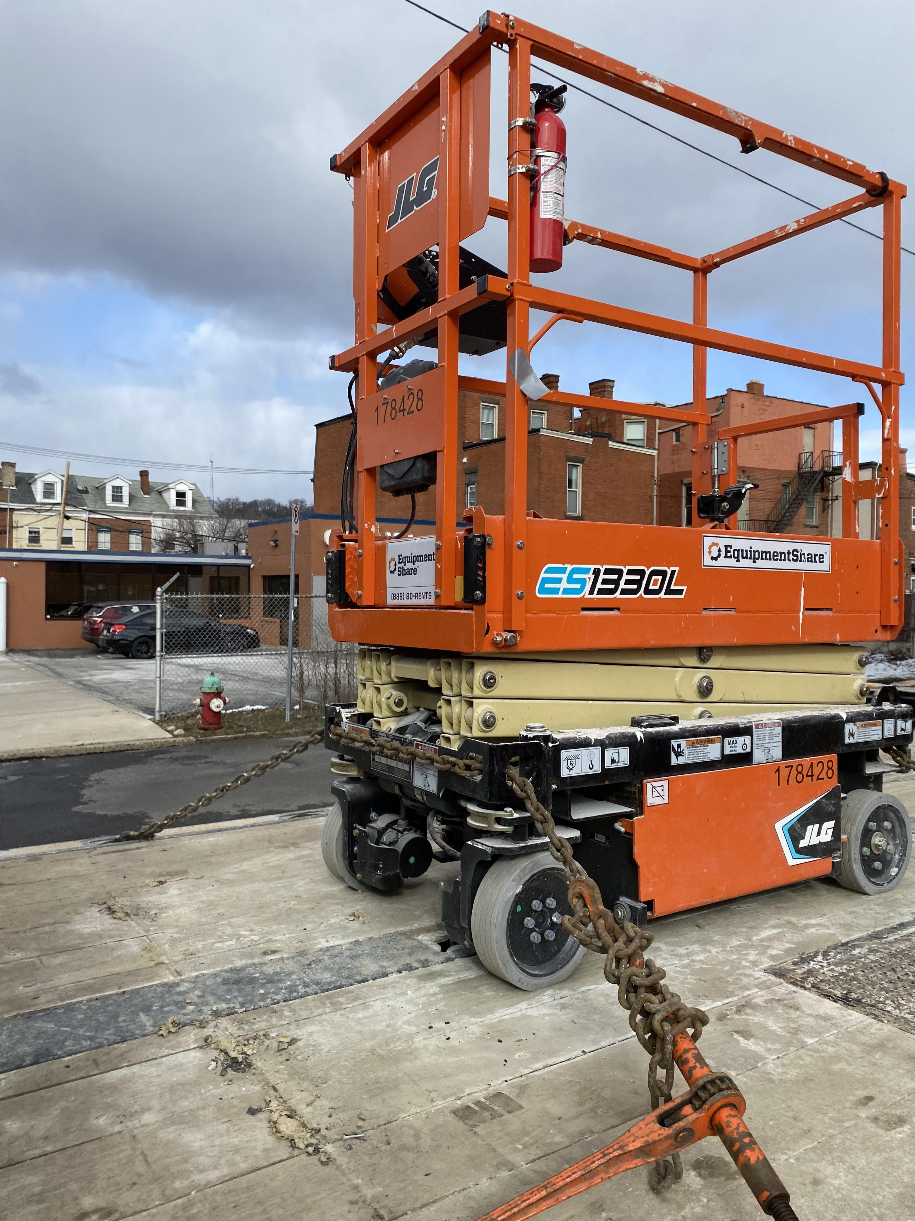 2021 JLG ES1330L