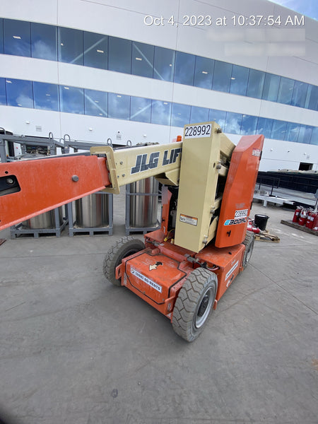 2022 JLG E300AJP