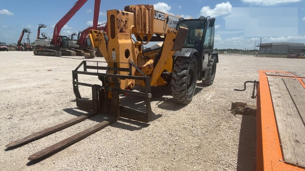 2020 JCB 510-56 Cab/Heat/Air, 74 HP, Solid Tires, STD Worklight, Beacon, Aux Hydraulics, Lifting Eye, Back up Alarm w/66" Carriage/60" Forks