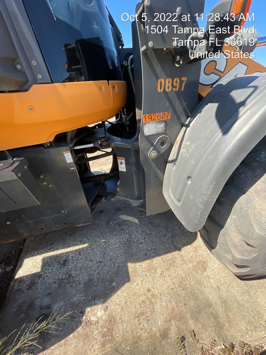 2017 Case 821G CLOSED CAB, JRB 418 STYLE HYD COUPLER