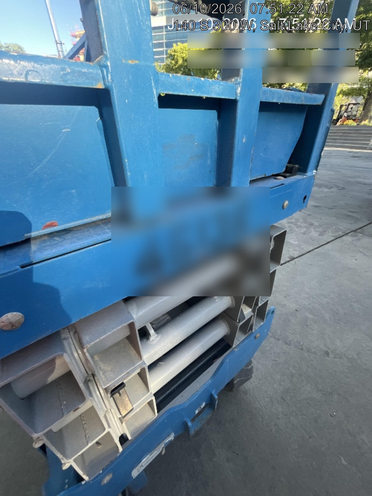 2019 Genie GS-2632 Folding rails with half height swing gate