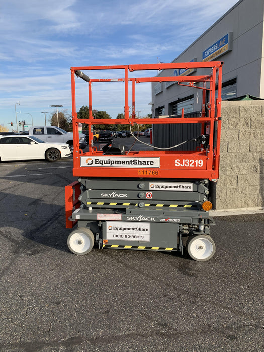 2020 Skyjack SJIII-3219 Solid NM Tires, Half height spring hinged entry gate, Dual Beacons, 800W Inverter