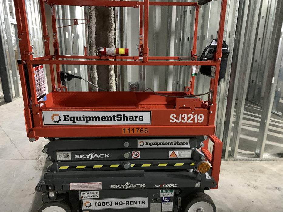 2020 Skyjack SJIII-3219 Solid NM Tires, Half height spring hinged entry gate, Dual Beacons, 800W Inverter