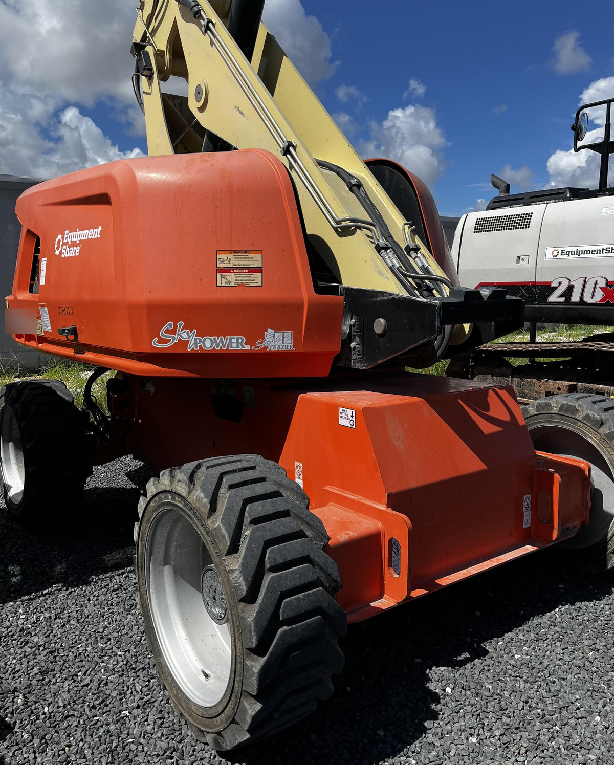 2022 JLG 660SJ