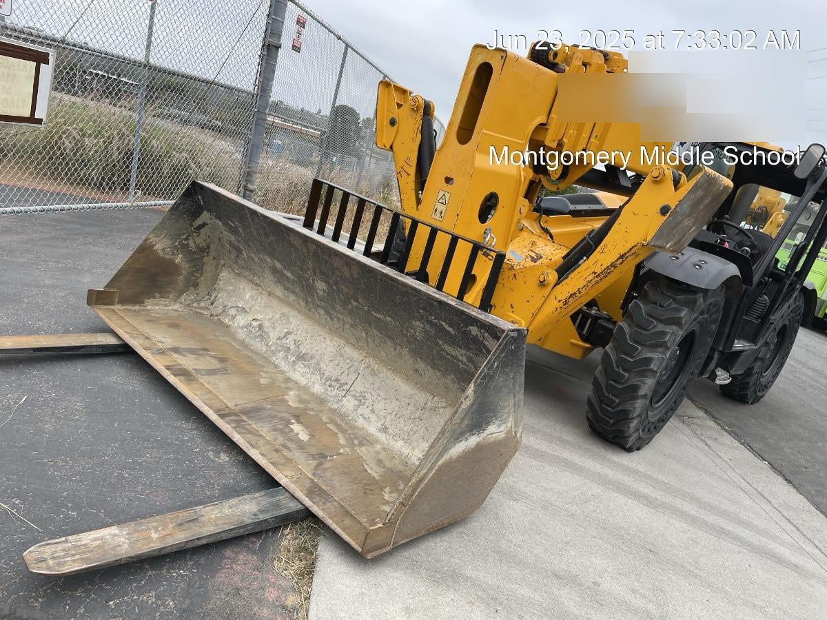 2021 JLG 1001100823