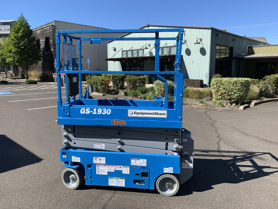 2020 Genie GS-1930 Solid Non Marking Tires, Beacon, Folding rails with half height swing gate, 800W Inverter