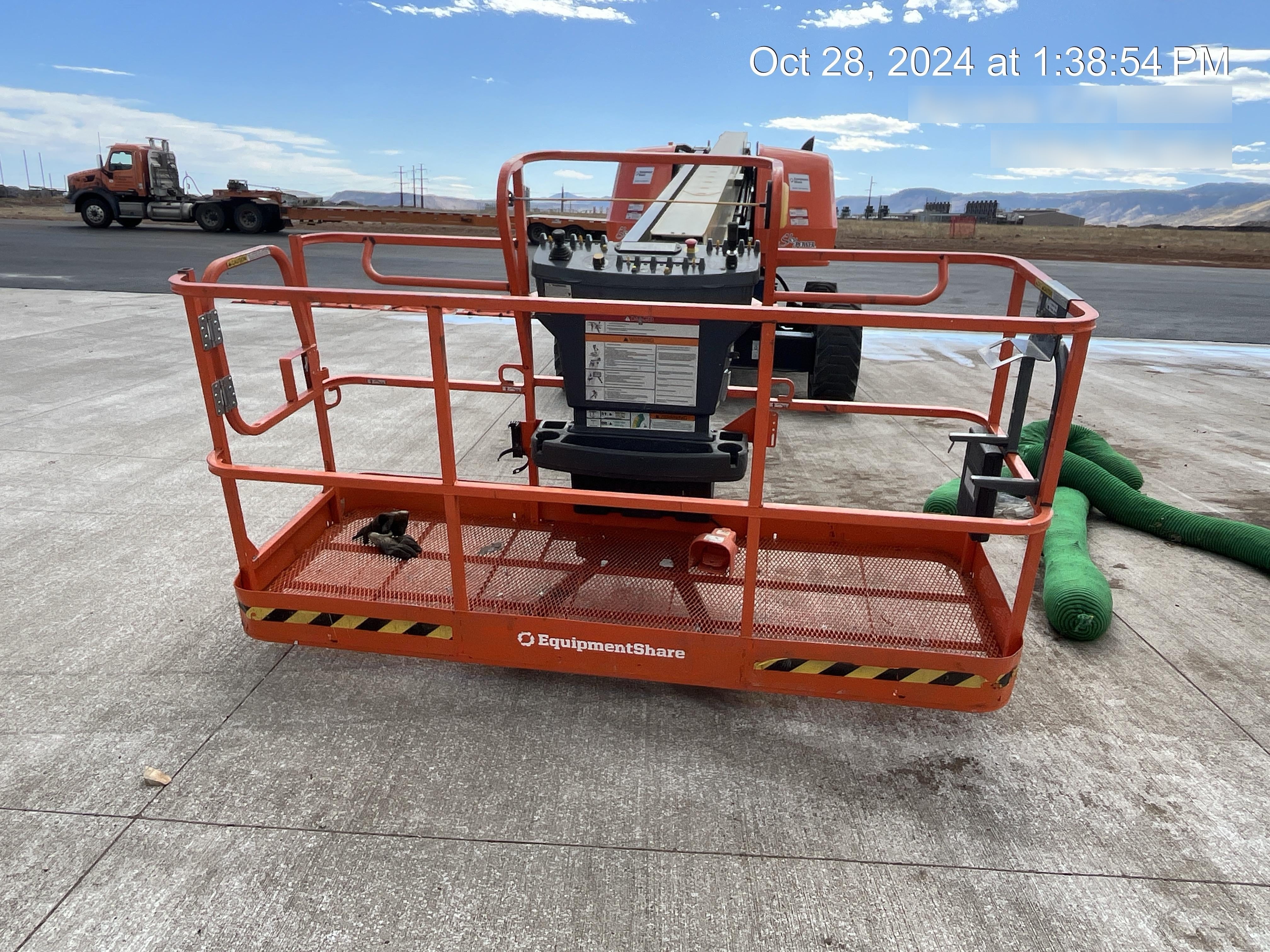 2023 JLG 600S