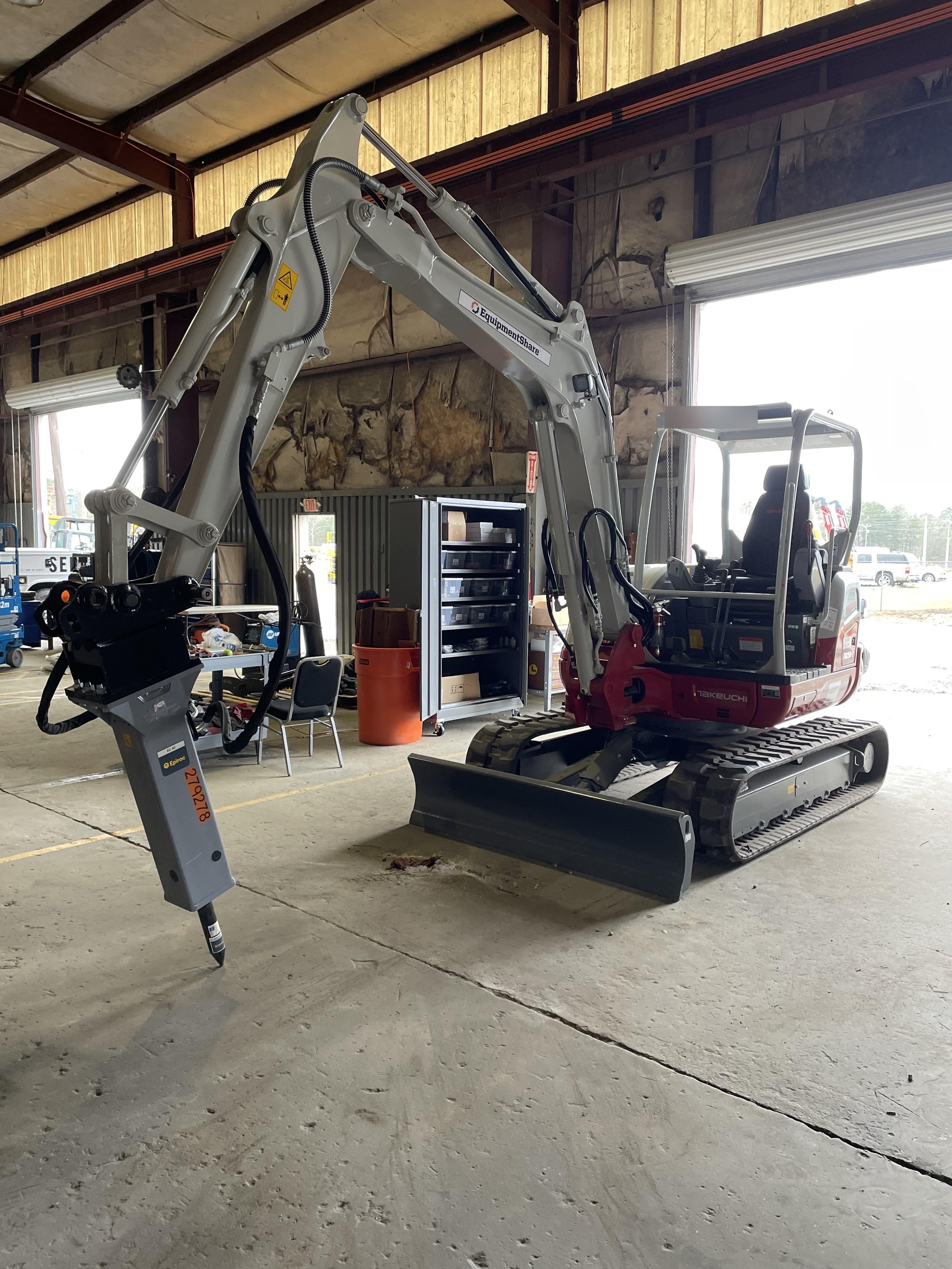 2023 TAKEUCHI TB250-2R