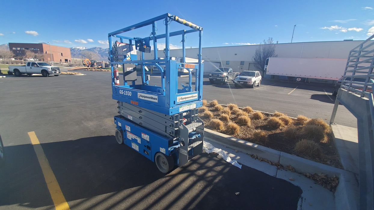 2020 Genie GS-1930 Solid Non Marking Tires, Beacon, Folding rails with half height swing gate, 800W Inverter