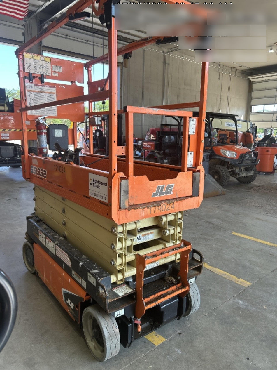2021 JLG ES1932