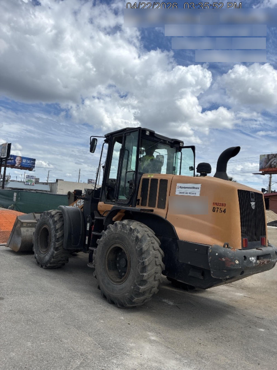 2017 Case 621G CLOSED CAB, JRB 416 STYLE HYD COUPLER