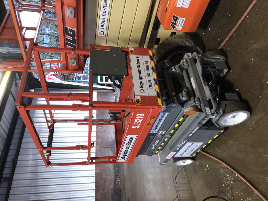 2020 Skyjack SJIII-3219 Solid NM Tires, Half height spring hinged entry gate, Dual Beacons, 800W Inverter