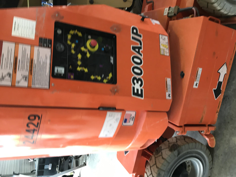 2019 JLG E300AJP