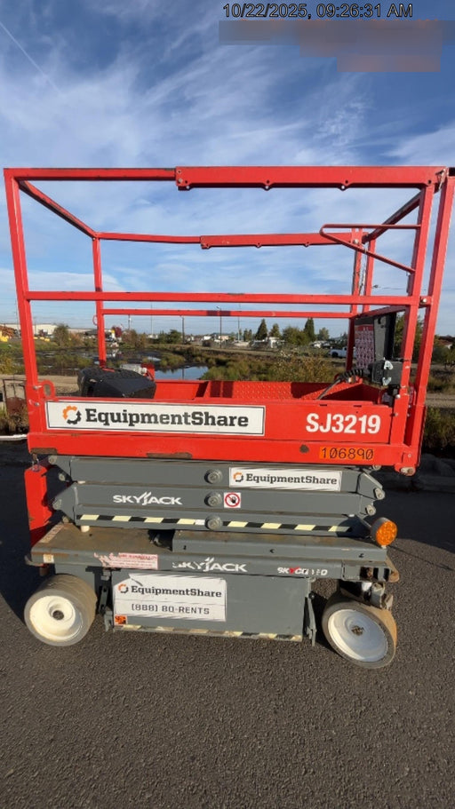 2020 Skyjack SJIII-3219 Solid NM Tires, Half height spring hinged entry gate, Dual Beacons, 800W Inverter