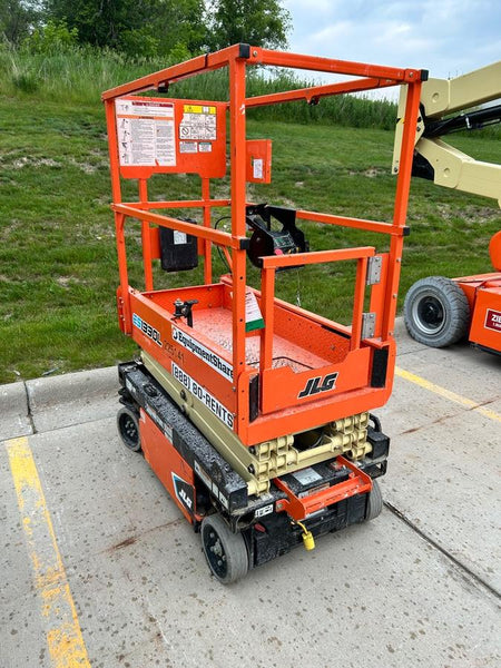 2022 JLG ES1330L
