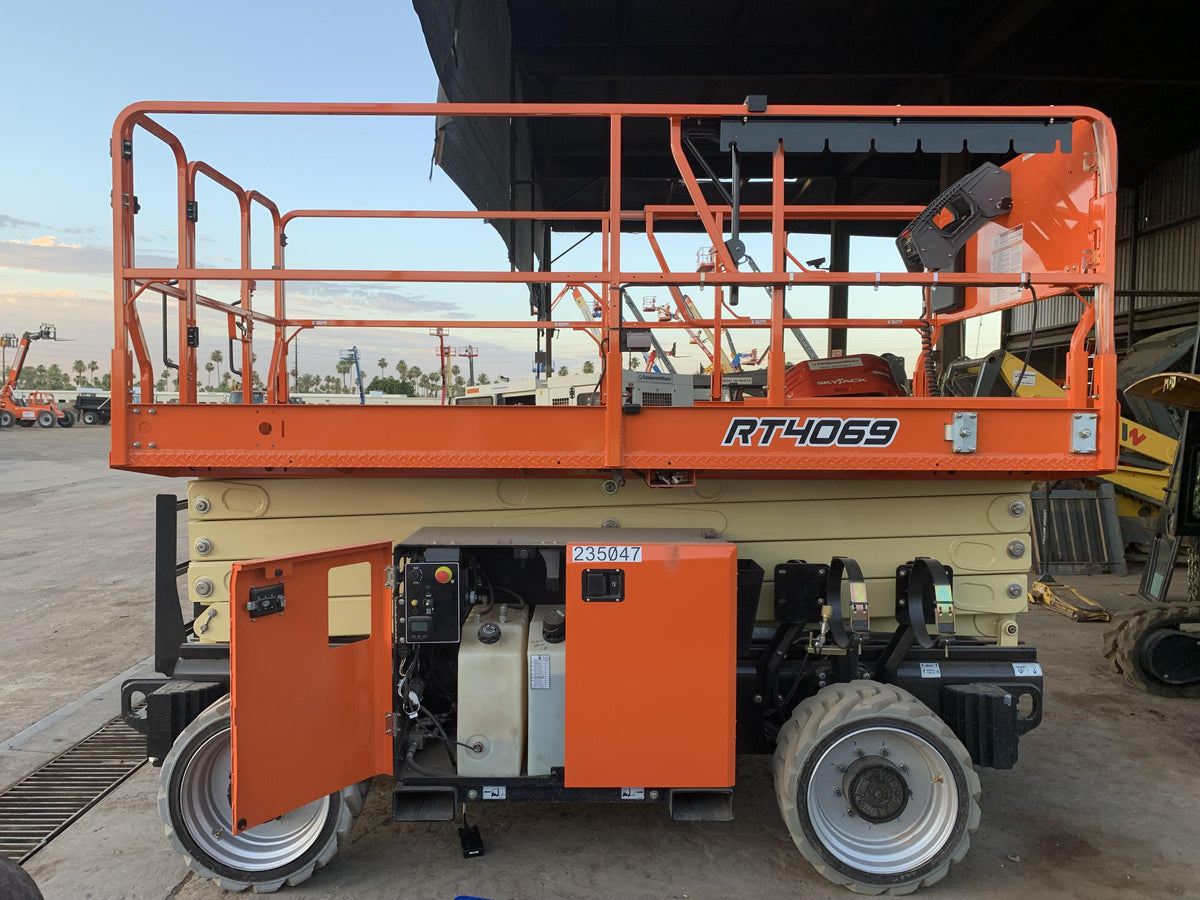 2022 JLG RT4069