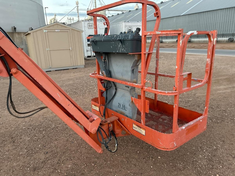 2016 JLG E450AJ