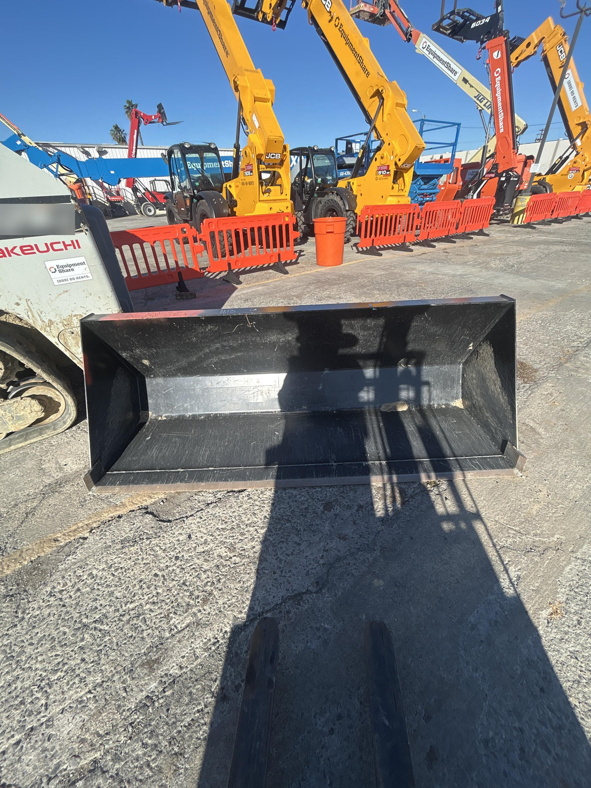 2025 JLG 1001100823