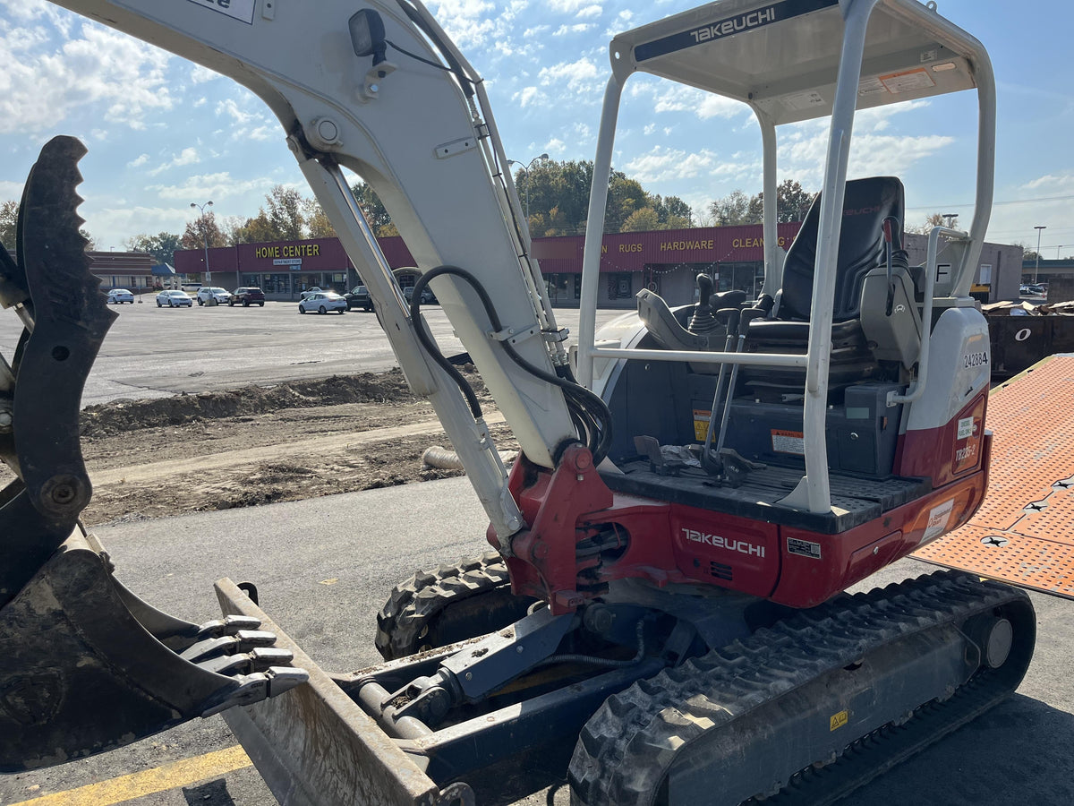 2022 TAKEUCHI TB235-2R