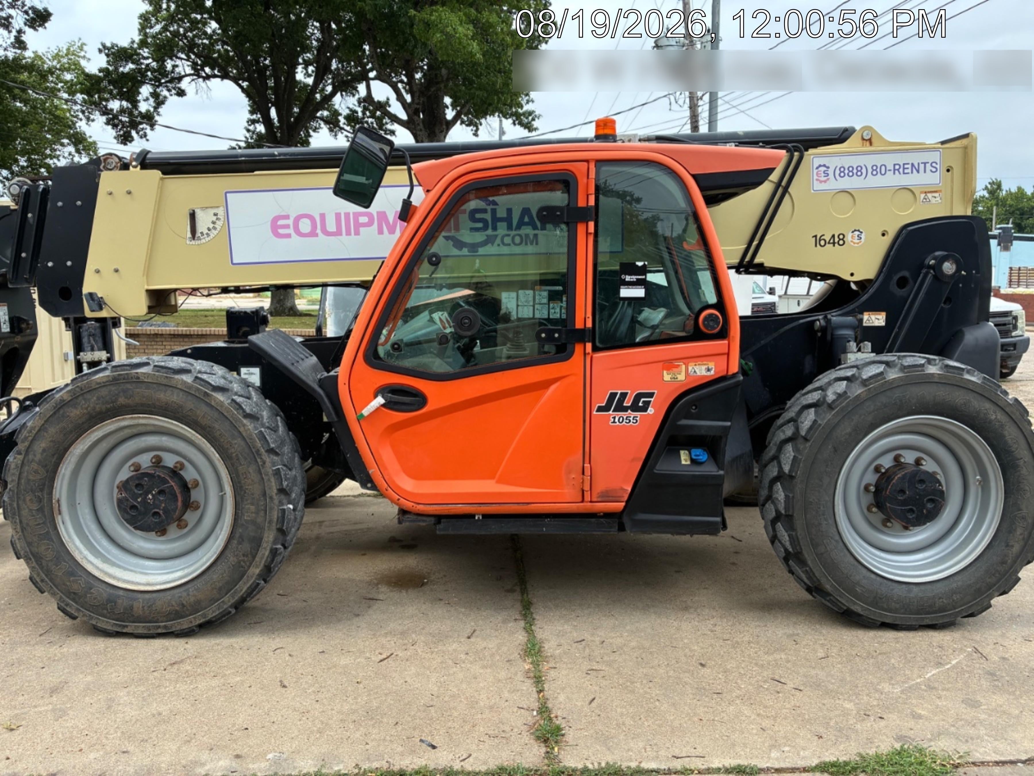 2016 JLG 1055