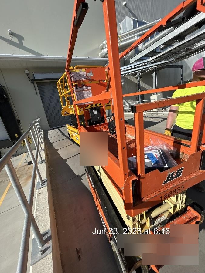 2021 JLG ES1932
