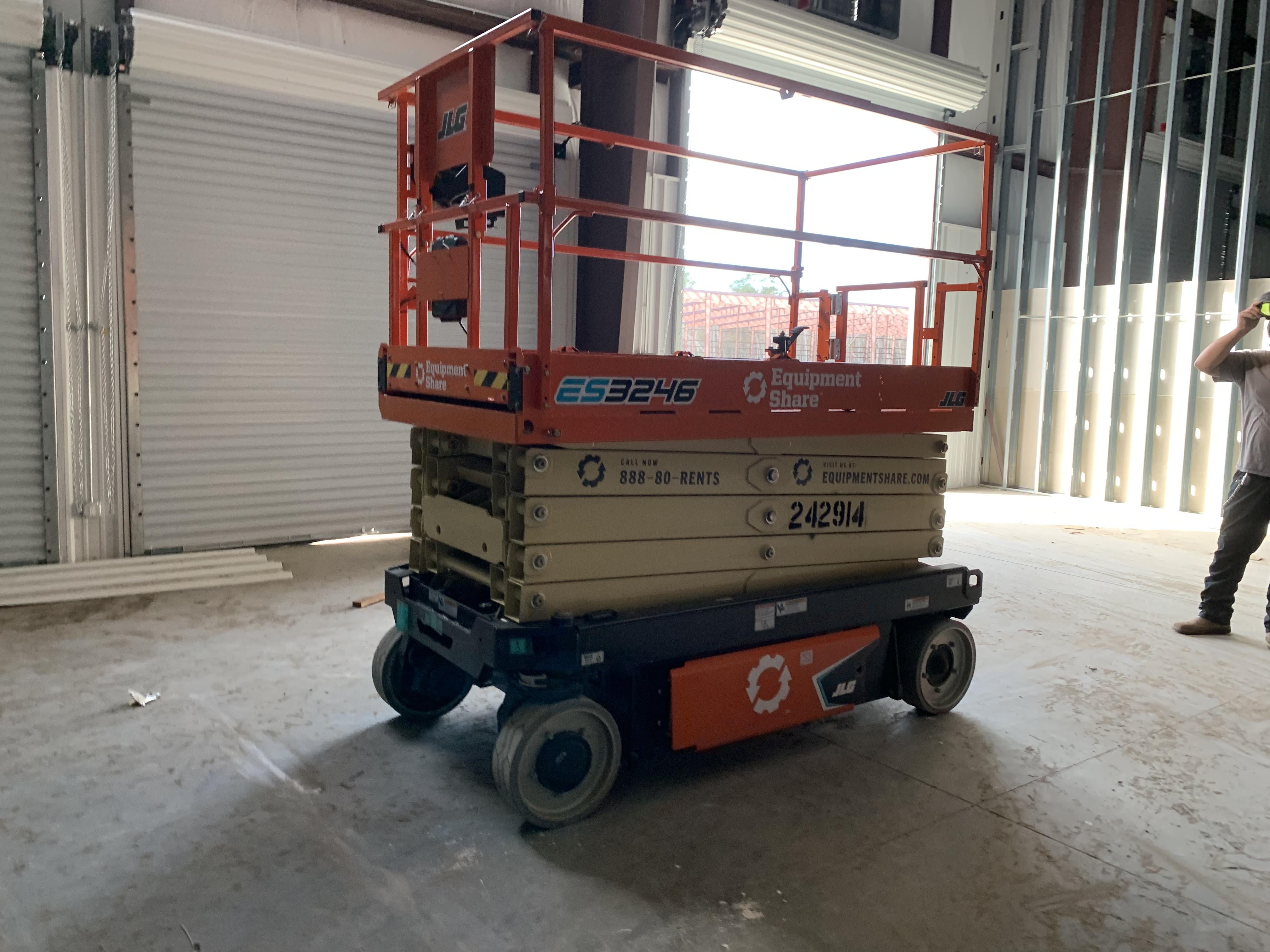 2022 JLG ES3246