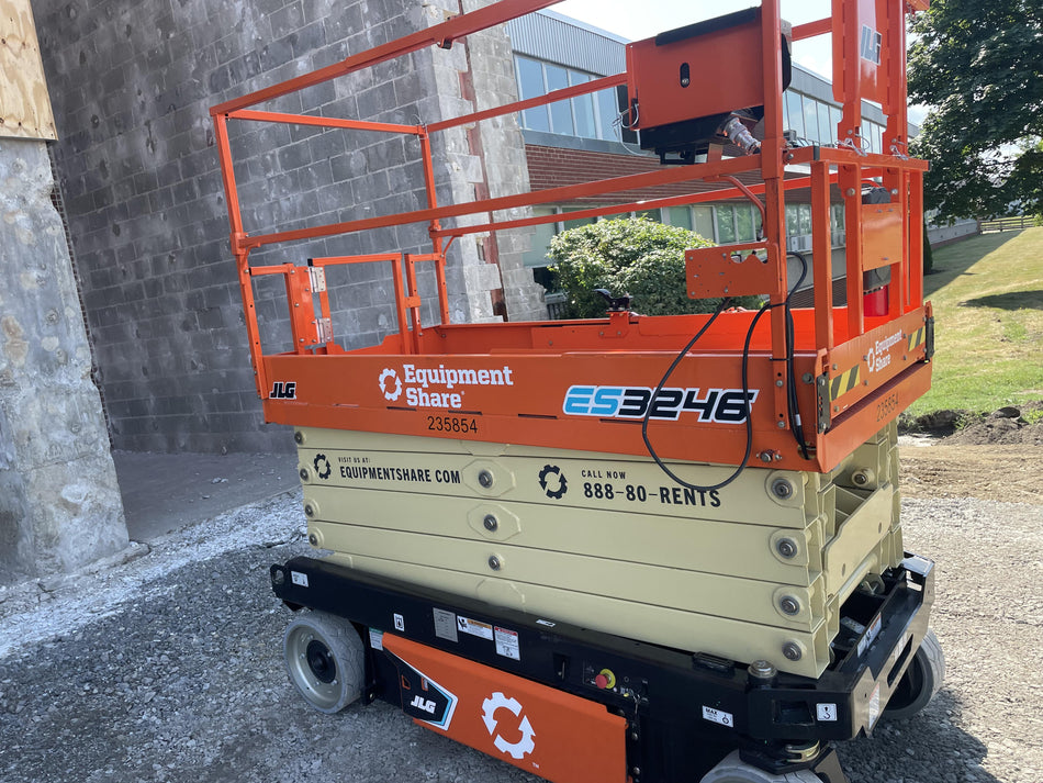 2022 JLG ES3246