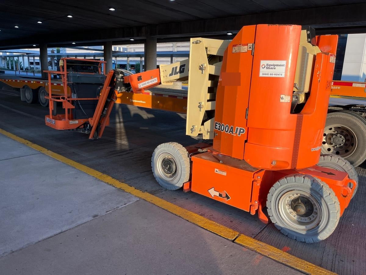 2019 JLG E300AJP