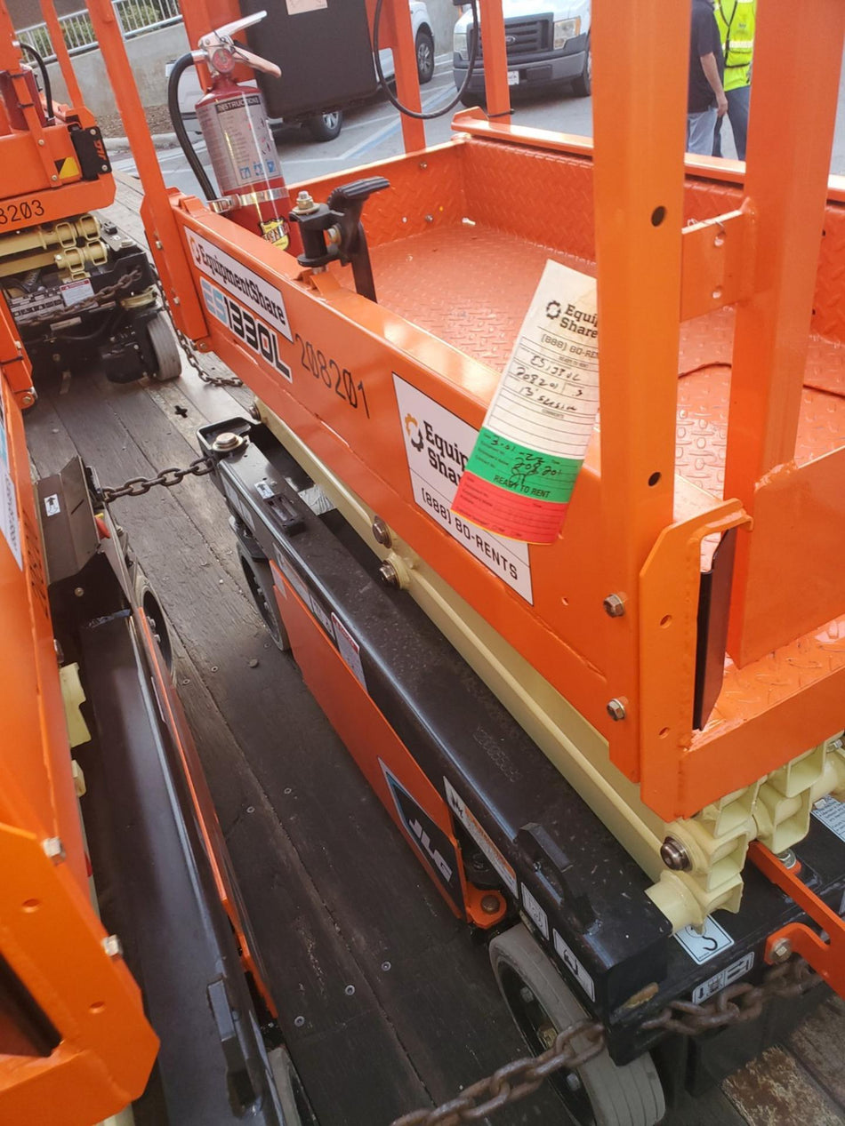 2022 JLG ES1330L