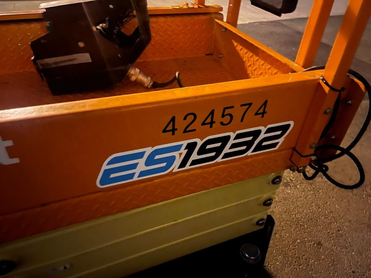 2024 JLG ES1932