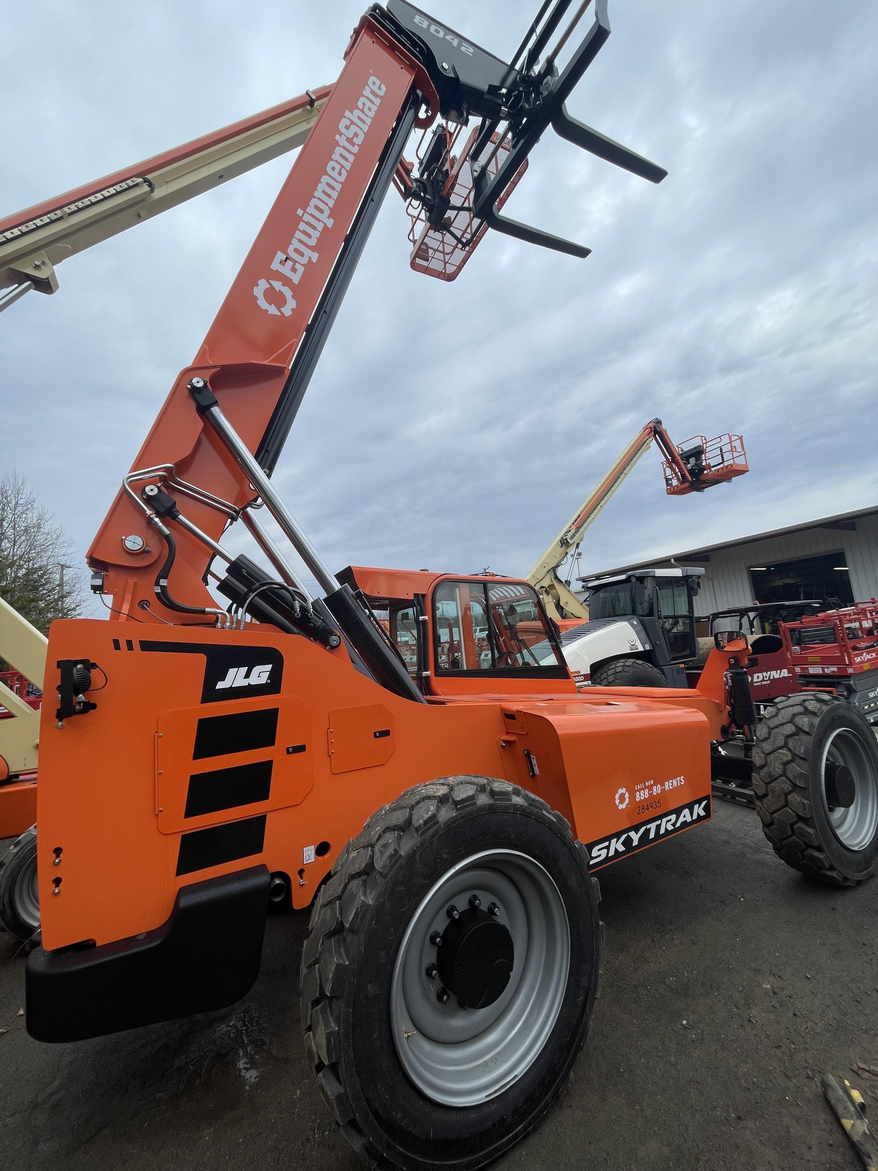 2022 SKYTRAK 8042