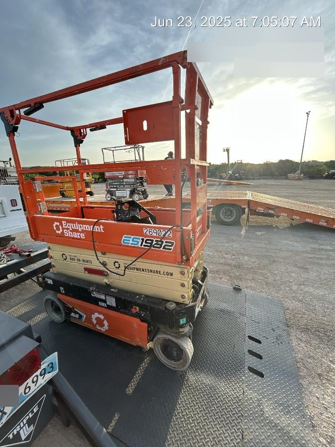 2022 JLG ES1932
