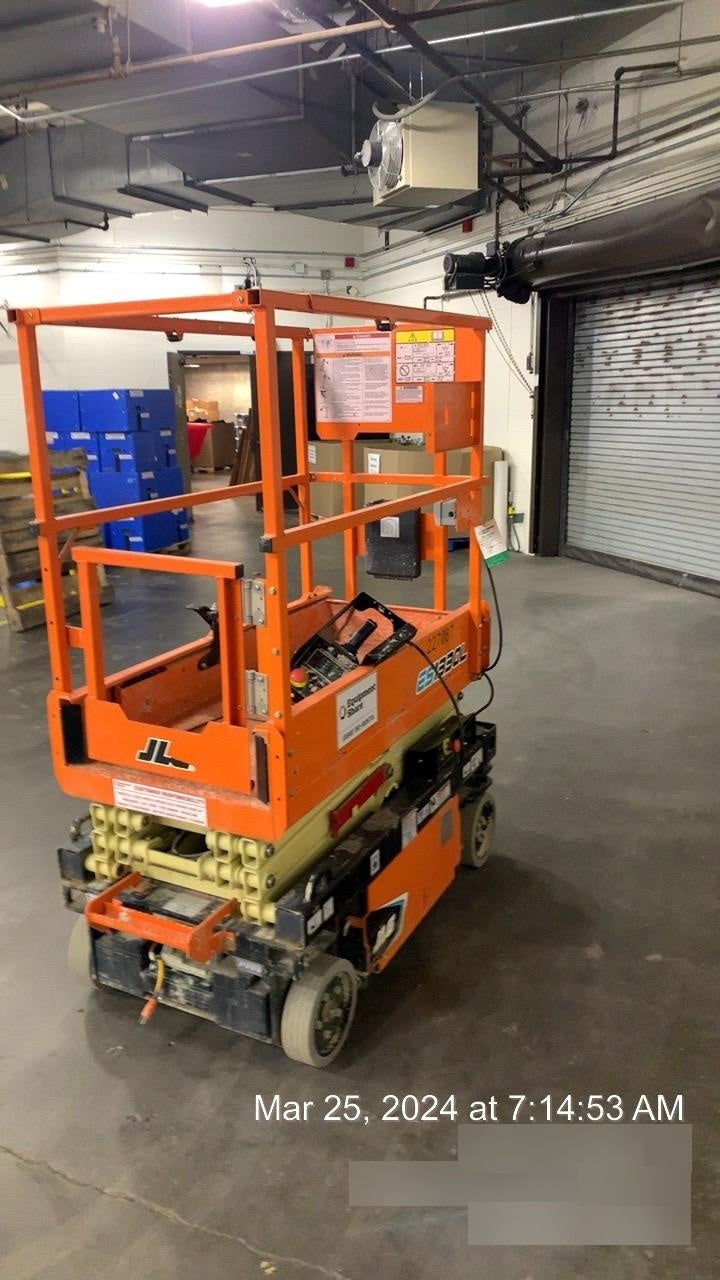 2022 JLG ES1330L