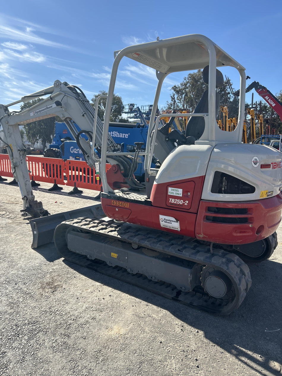 2024 TAKEUCHI TB250-2R
