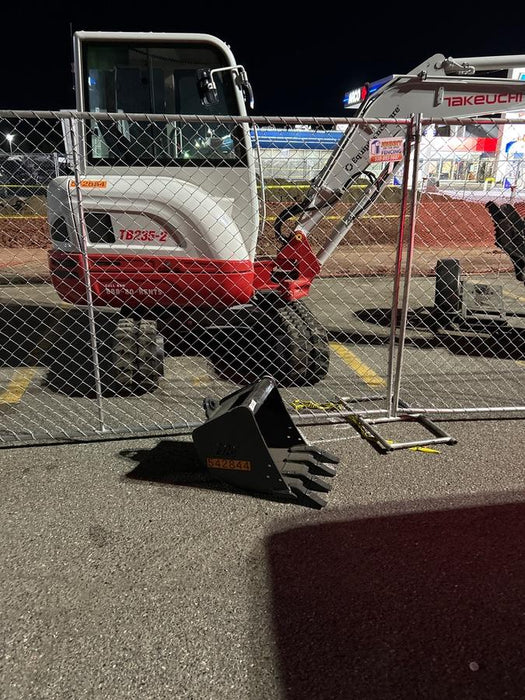 2025 TAKEUCHI 18" HD Bucket - Takeuchi