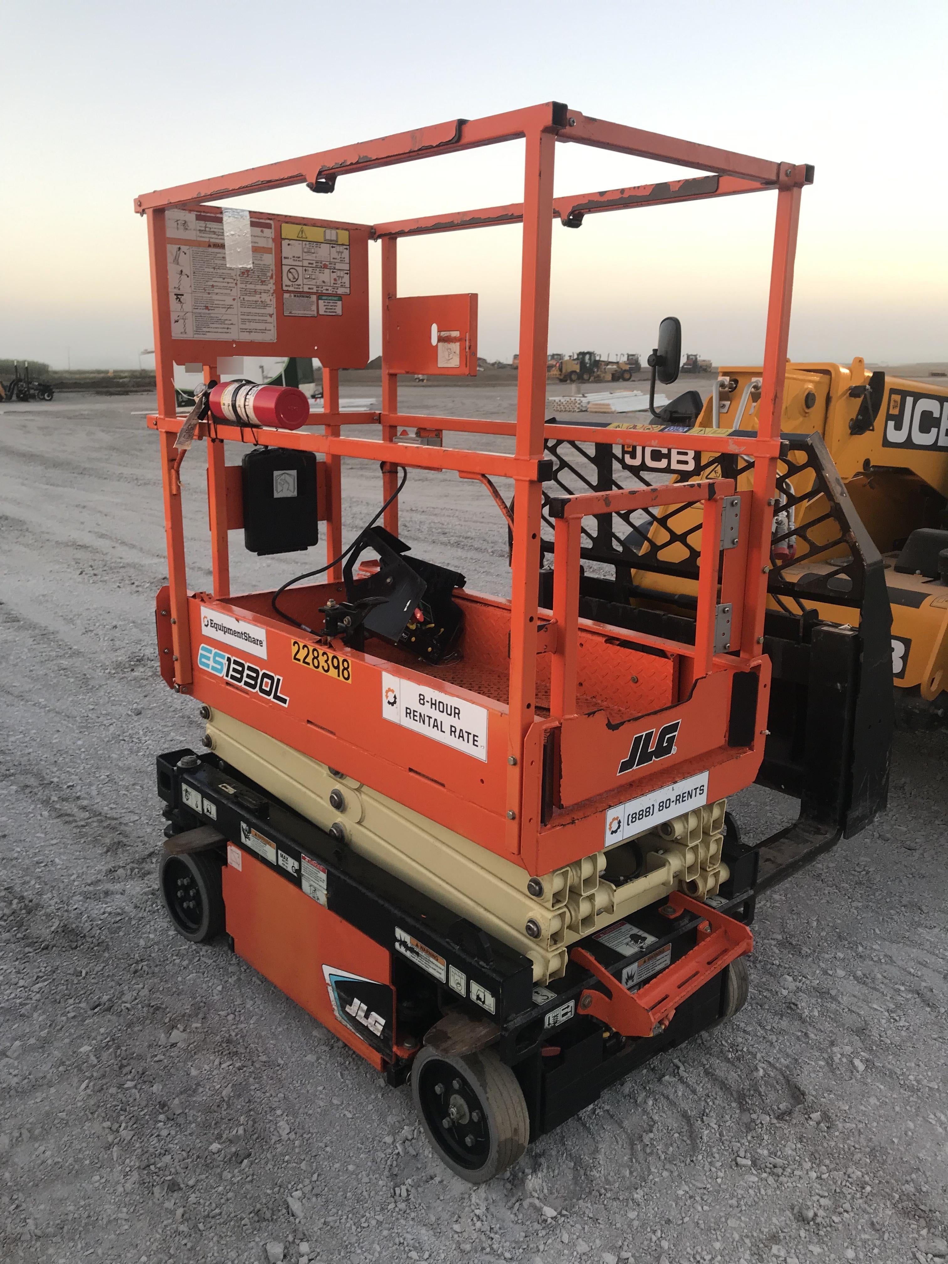 2022 JLG ES1330L