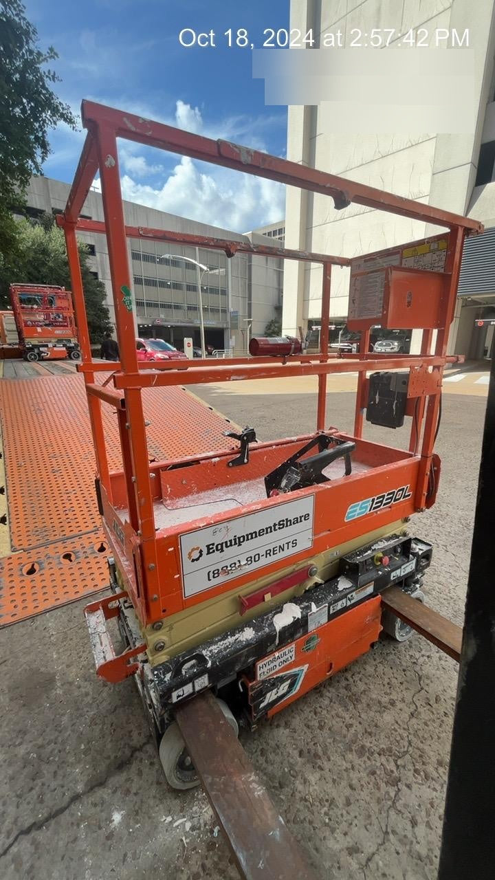 2021 JLG ES1330L