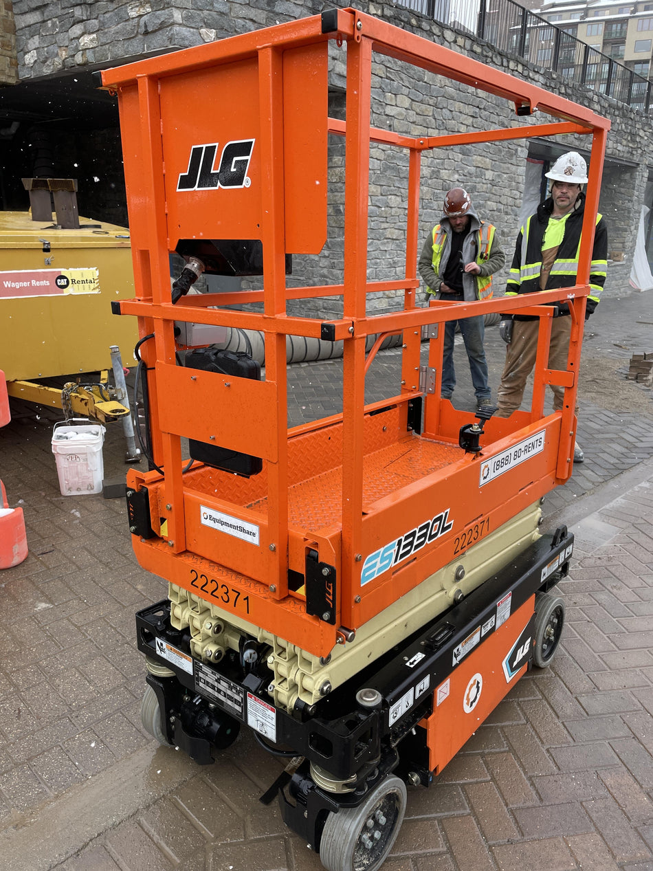 2022 JLG ES1330L