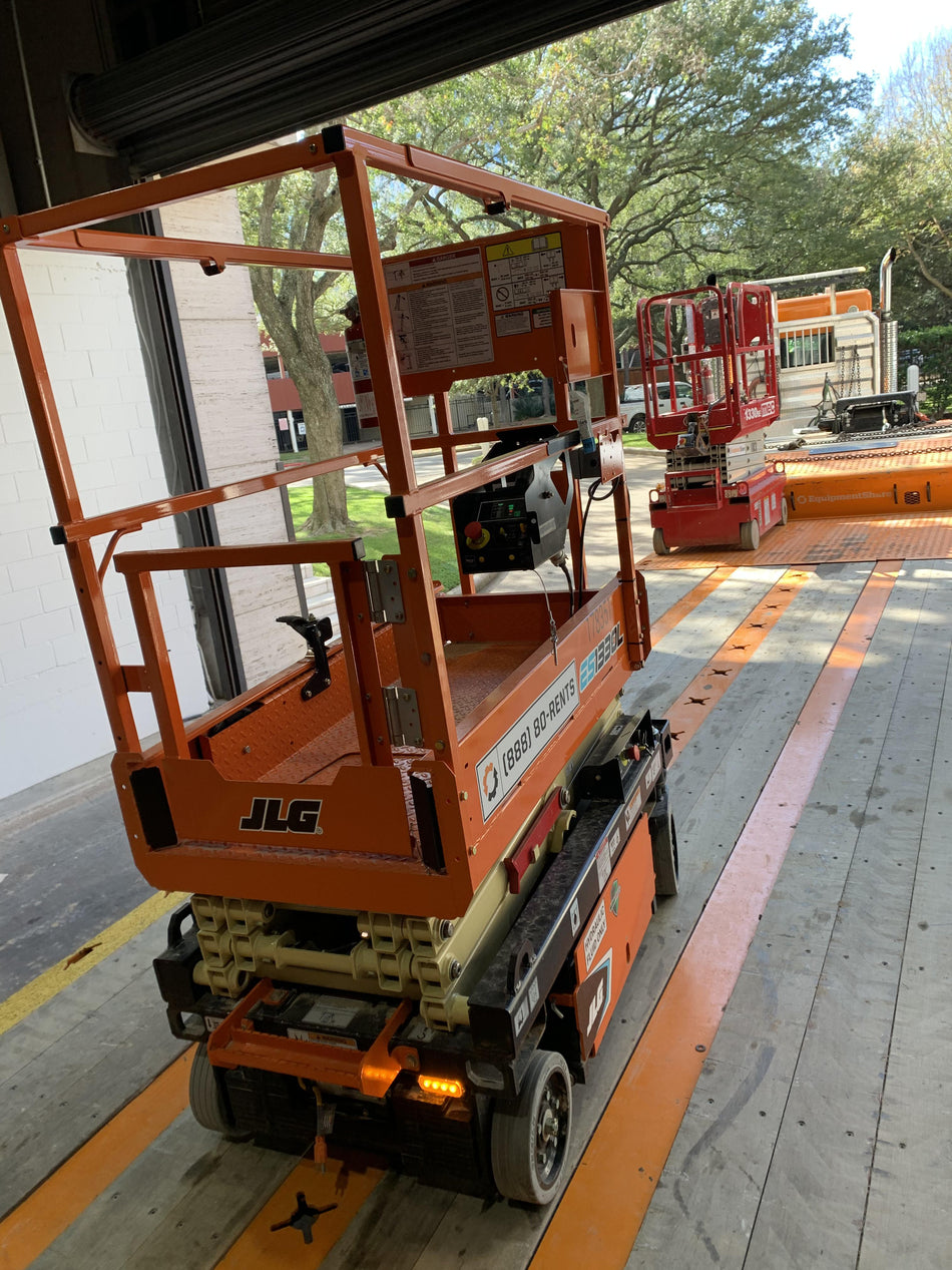 2021 JLG ES1330L