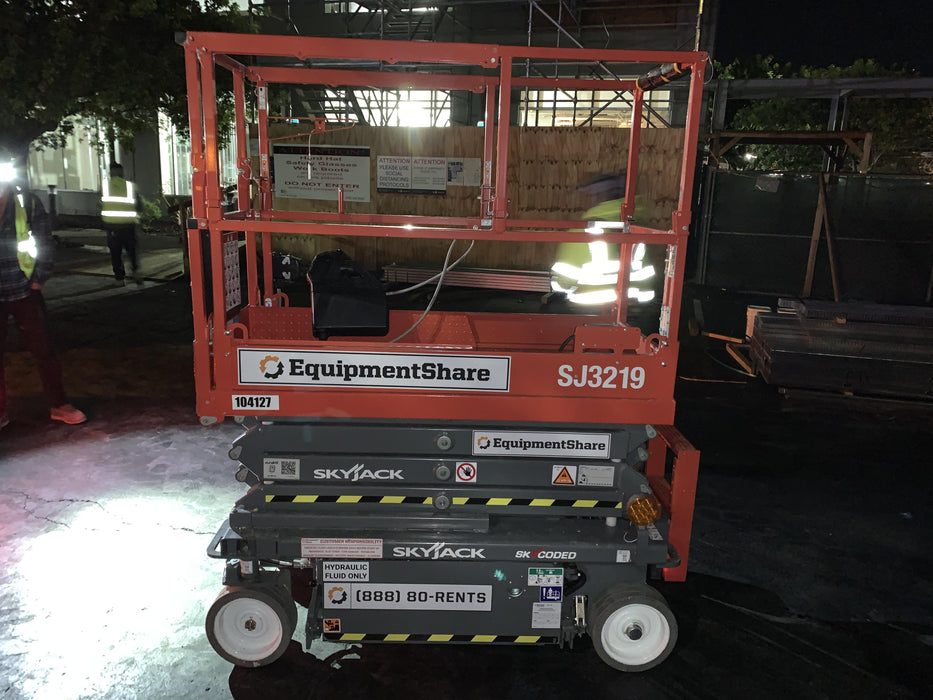 2020 Skyjack SJIII-3219 Solid NM Tires, Half height spring hinged entry gate, Dual Beacons, 800W Inverter