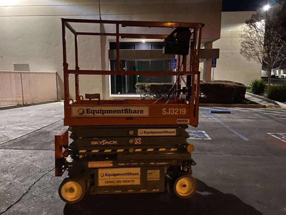 2020 Skyjack SJIII-3219 Solid NM Tires, Half height spring hinged entry gate, Dual Beacons, 800W Inverter