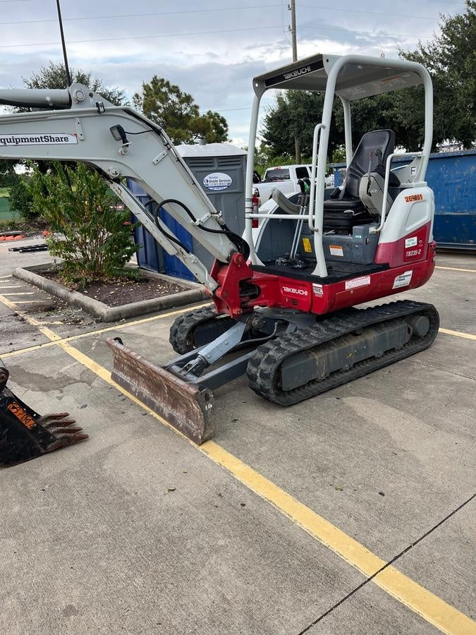 2022 TAKEUCHI TB235-2R