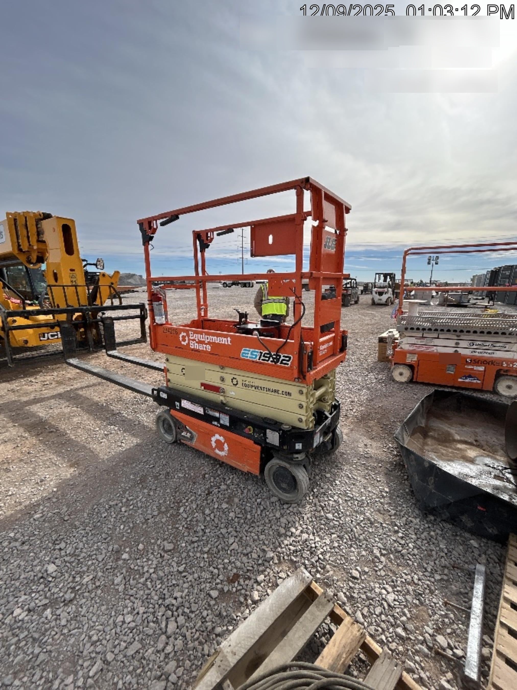 2022 JLG ES1932