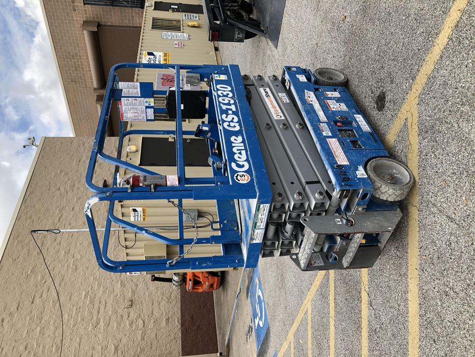 2018 Genie GS-1930 Genie GS-1930 Lift w/Fixed Rail and Chain Entry