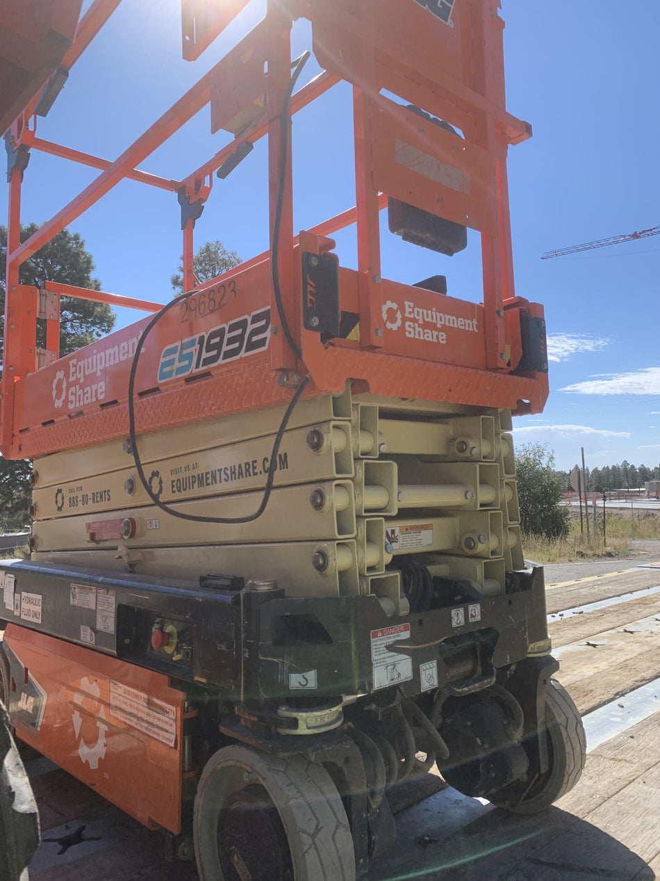 2023 JLG ES1932