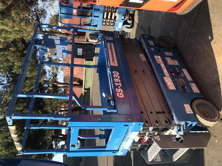 2020 Genie GS-1930 Solid Non Marking Tires, Beacon, Folding rails with half height swing gate, 800W Inverter